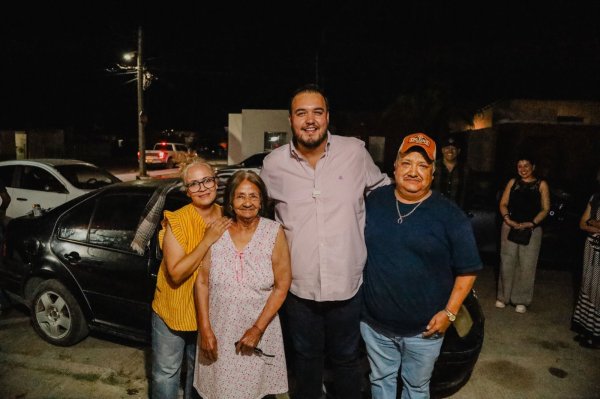 Jorge Aldana entrega auto 2025 a ganadora del sorteo del predial, celebraban 59 años de casados