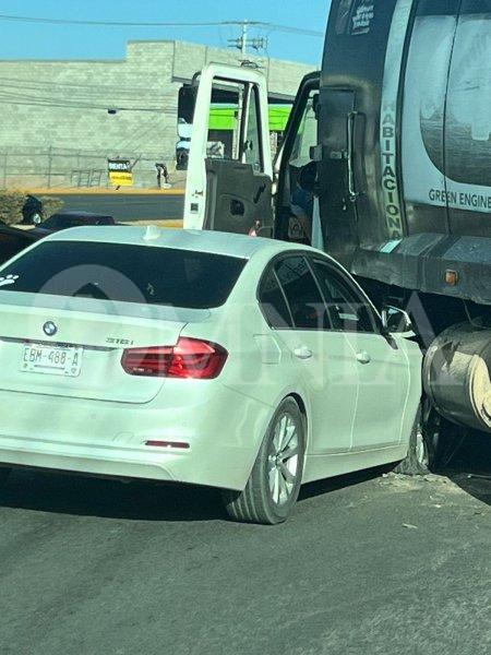 Choca BMW con camión recolector de la basura en el Periférico