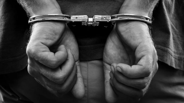 Fiscalía de Jalisco confirma la detención de dos policías y una mujer por trata de personas