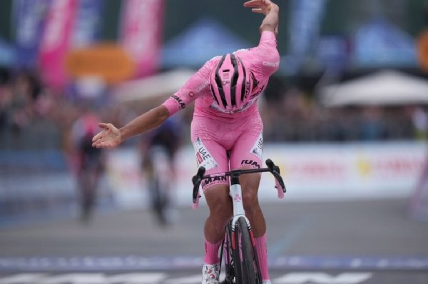 El ciclista mexicano Isaac del Toro sigue de líder, ahora de la 17ª etapa del del Giro de Italia