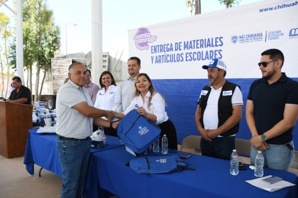 Entrega Estado paquetes de útiles escolares a estudiantes de Galeana y Buenaventura