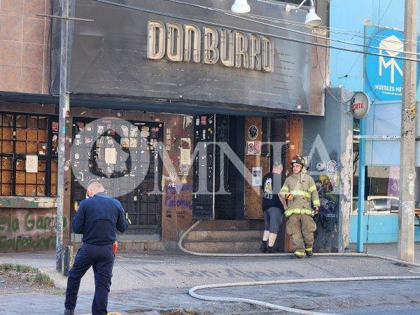 Incendio en bar Don Burro moviliza a cuerpos de emergencia en avenida Universidad