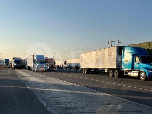Transportistas hartos de extorsiones y abandono; bloquean la caseta de Sacramento