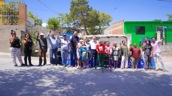 Entrega Mario Vázquez tinacos y garrafones a familias de Chihuahua capital