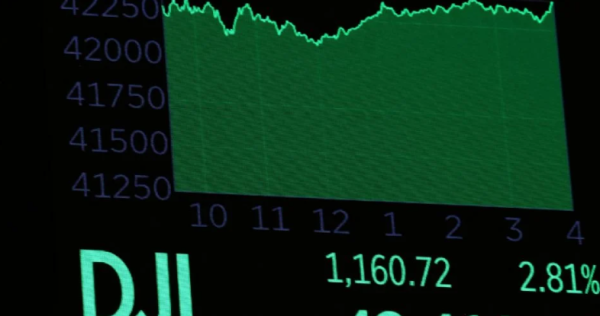 Wall Street abre en verde tras decisión del tribunal de comercio contra los aranceles de Trump