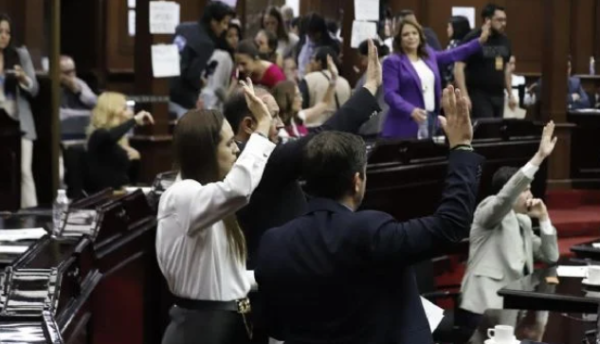 En medio de protestas de periodistas, Congreso de Michoacán aprueba tipificar la apología del delito