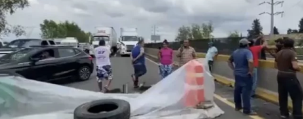 Habitantes de San Miguel Xoxtla bloquean la autopista México-Puebla (Video)