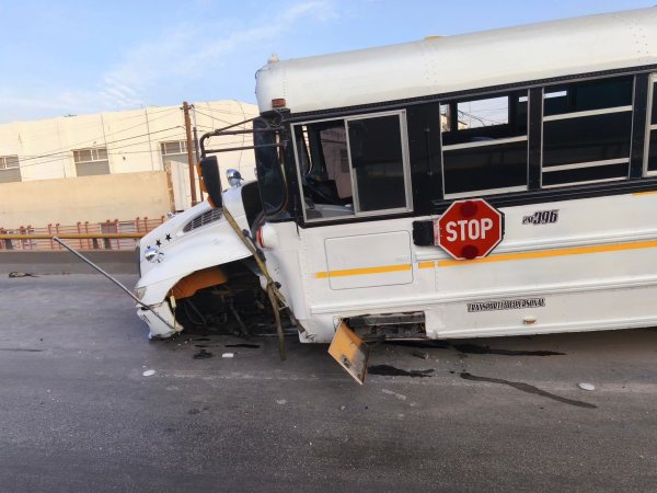 Choca camión de transporte de personal en el canal; al menos 4 lesionados