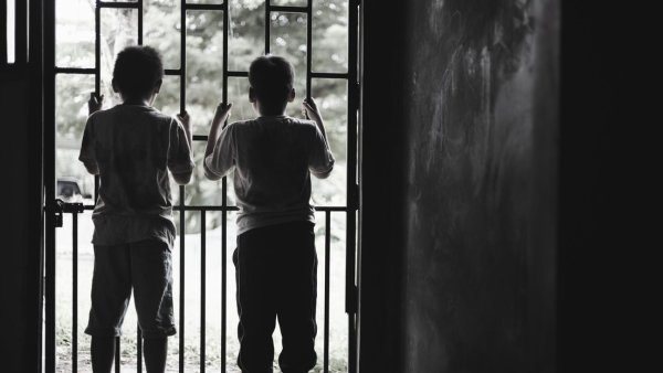 Más de 7,300 denuncias de tráfico de niños migrantes no fueron investigadas bajo Biden