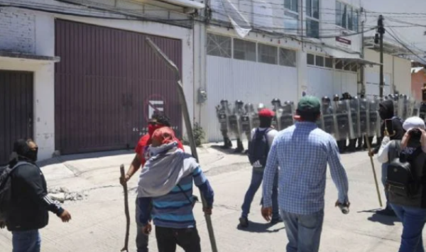 Se enfrentan maestros de CETEG y Guardia Nacional; amagan con irrumpir en bodega del INE (video)