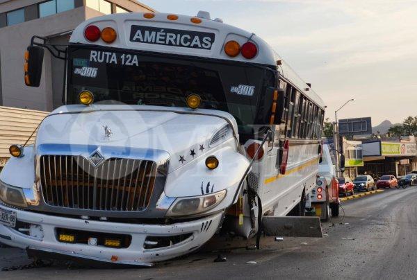 Choque de camión maquilero deja decenas de lesionados en puente de la Teófilo Borunda