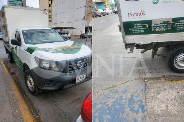 Camión de abarrotes obstruye rampa para discapacitados y línea amarilla en el Centro de Chihuahua