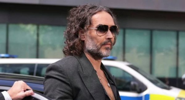 Russell Brand niega cargos por violación y agresión sexual ante tribunal en Londres