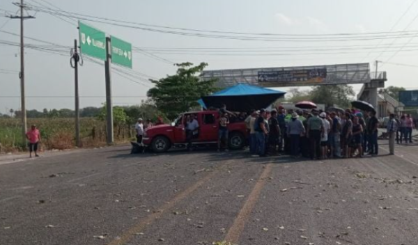 Carretera Villahermosa-Frontera es bloqueda por habitantes que no tienen luz eléctrica