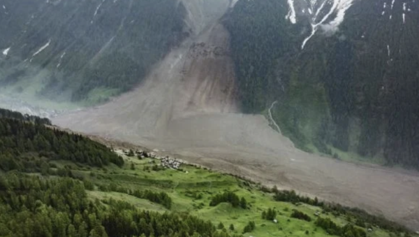 Un pueblo suizo quedó sepultado por el derrumbe de un glaciar (Videos)