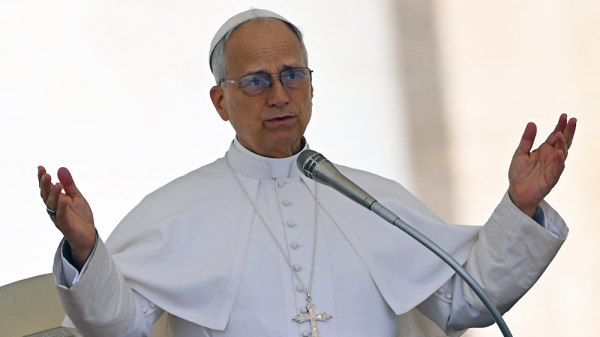 Papa León XIV actualiza su documento de identidad peruano en el Vaticano