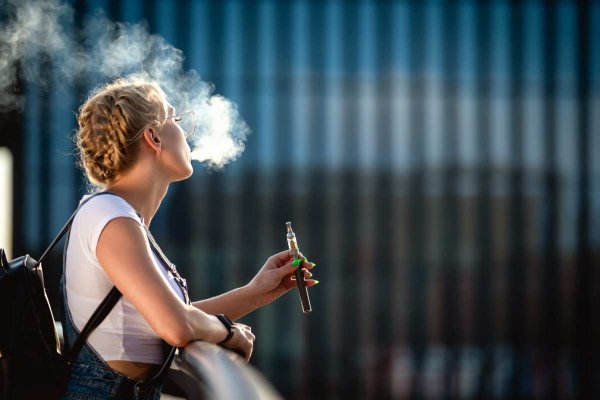 Activistas, especialistas en salud y derecho llaman a regular vapeadores; Gobierno prepara ley secundaria