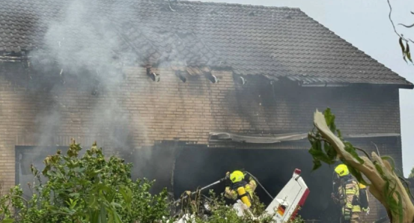 Avioneta se estrella en una casa en Alemania; muere el piloto y una mujer