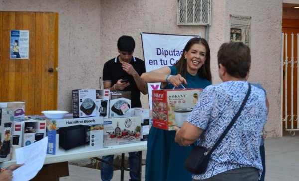 Diputada Xóchitl Contreras convive con mujeres de la comunidad Eréndira y entrega apoyos a jefas de familia