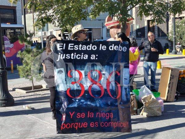 Colectivo Justicia para Nuestros Deudos colocan altar en Plaza del Fundador