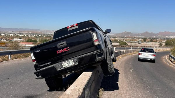 Conductor se confunde de camino y termina sobre muro de contención
