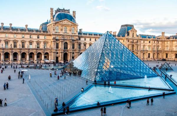 Liberan sin cargos a un sospechoso del robo en el Louvre, pero le imputan a otro