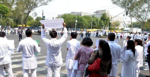 Van por reformas laborales en favor de personal médico residente