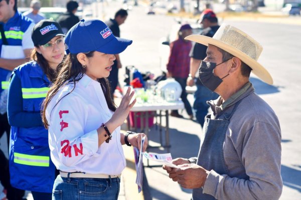 La China Frías recorre el Tianguis de la Tarahumara para informar sobre su primer año de resultados legislativos