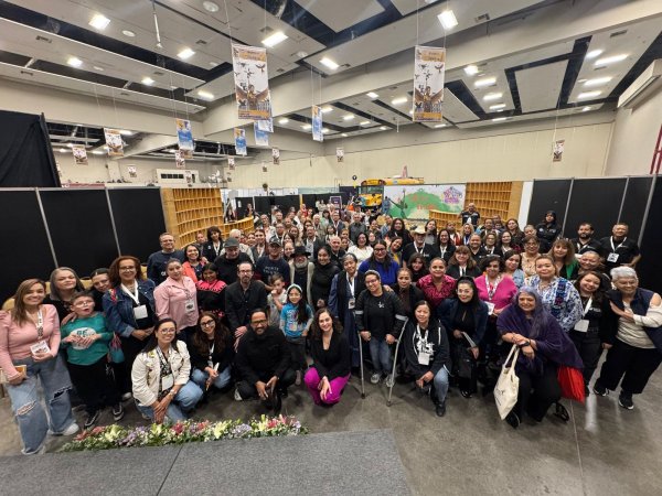 Premian a Juan Domingo Argüelles con la Medalla Wikáarame como Reconocimiento al Mérito Poético