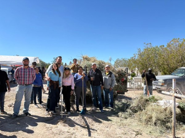 Gobierno Municipal de Camargo apoya con más de 40 personas para limpieza de tumbas este 2 de noviembre