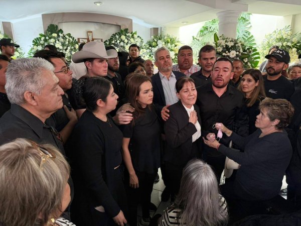 Gobernador Ramírez Bedolla acude en medio de abucheos y reclamos al funeral del alcalde Carlos Manzo