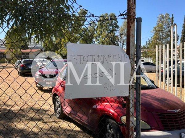 Utilizan escuela primaria como estacionamiento durante visitas al panteón La Colina