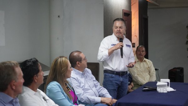 Se reúne Mario Vázquez con empresarios y productores en Parral
