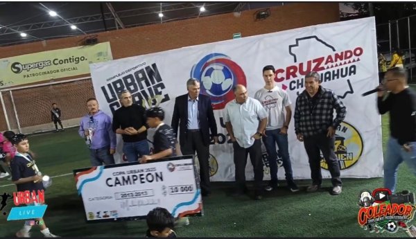 Disfrazan en Chihuahua promoción de Cruz Pérez Cuéllar con copa deportiva