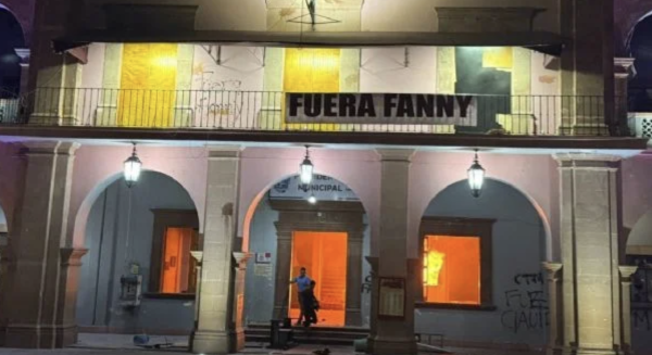 Queman el Palacio Municipal de Apatzingán durante protesta por el asesinato de Carlos Manzo (Video)