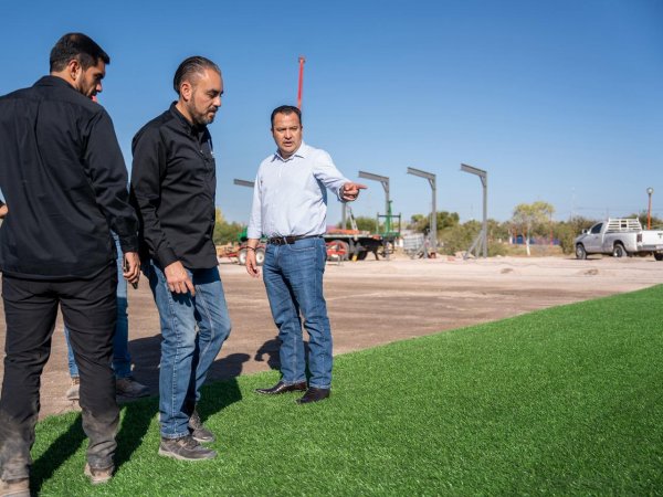 Avanza instalación de gradas en la nueva pista de atletismo y cancha con pasto sintético: Valenciano