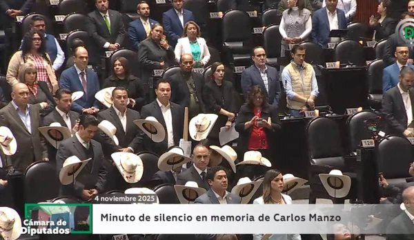 Con sombreros manchados de ‘sangre’, diputados del PRI protestan por asesinato de Carlos Manzo