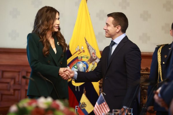 Kristi Noem visita Ecuador en busca de lugares para potenciales bases de EE.UU.