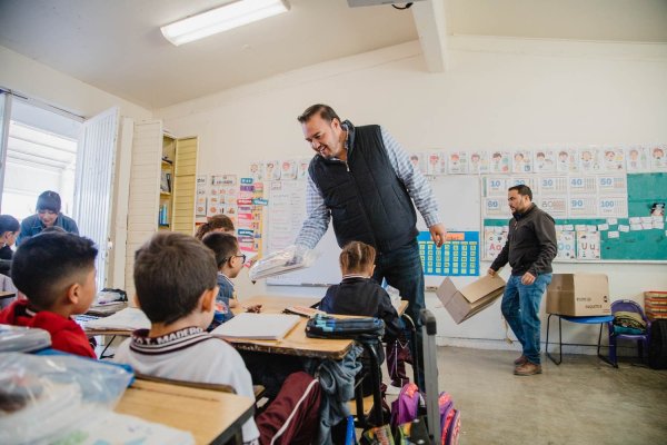 Gracias a la visión de la Gobernadora Maru Campos, más de 6 mil niñas y niños recibirán útiles escolares en Camargo: Jorge Aldana