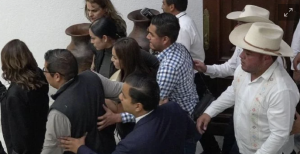Encapuchado intenta entrar al Congreso de Michoacán previo a la toma de protesta de Grecia Quiroz