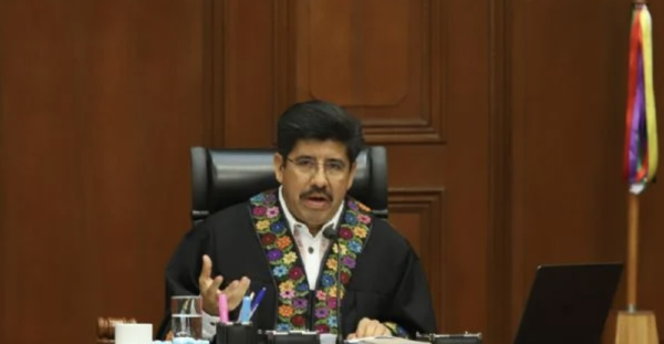 Estudiantes increpan a Hugo Aguilar por la reforma judicial y sus nexos con la 4T (Video)