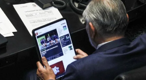 Vuelven a captar a Adán Augusto viendo deportes en plena sesión del Senado