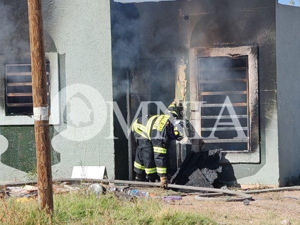 Fuego consume vivienda señalada como picadero en Punta Oriente