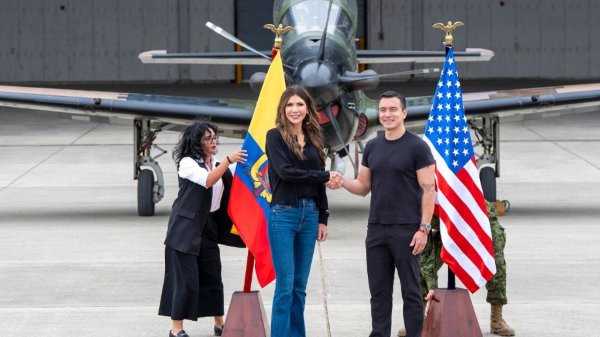 Presidente de Ecuador muestra a Kristi Noem sitios para una base militar de EU contra el narco