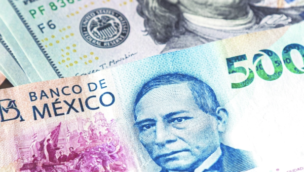 Peso mexicano avanza contra el dólar tras recorte de tasa del Banxico