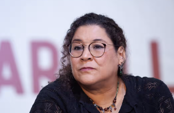 Captan a Lenia Batres durmiendo y repartiendo chicles en sesión del TEPJF