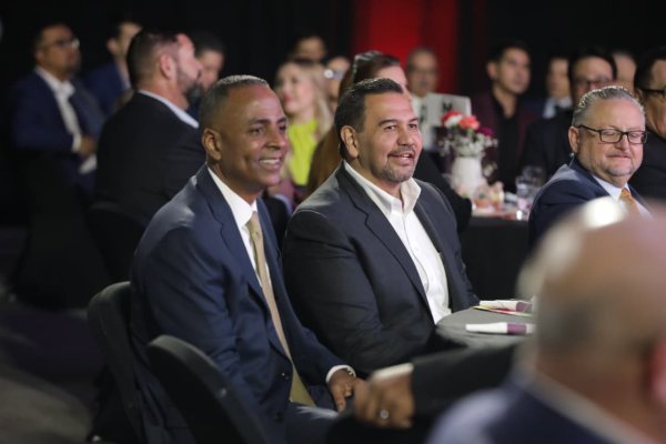 Alcalde Cruz Pérez Cuéllar acompaña al juez Ricardo Samaniego en su informe anual del Condado de El Paso