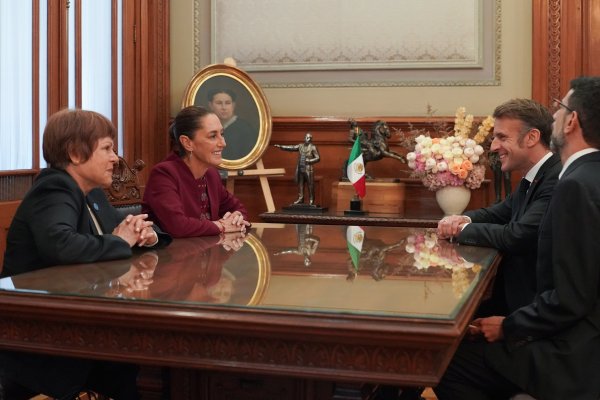 Sheinbaum recibe en Palacio Nacional a Macron para abordar temas económicos y la devolución de algunos códices