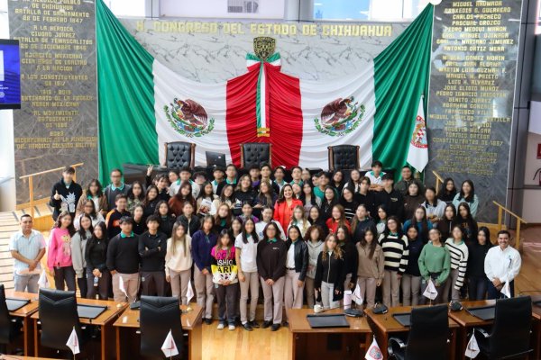 Recibe diputada Joss Vega en el Congreso a estudiantes del COBACH 10