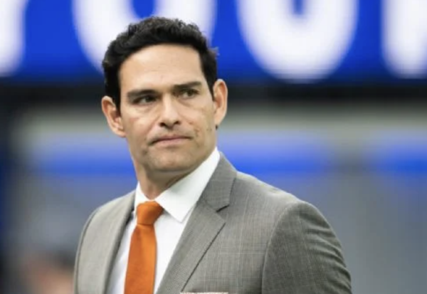 Mark Sanchez, que enfrenta un cargo de agresión grave, fue despedido por Fox Sports